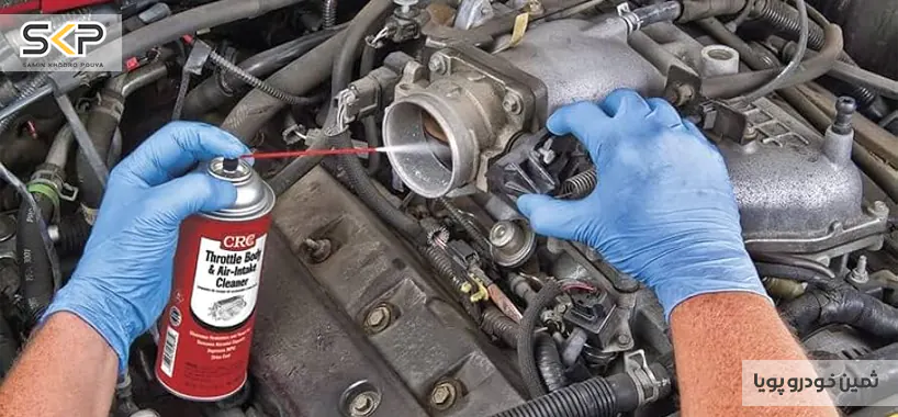 استپر موتور خودرو چیست؟ علائم خرابی و نحوه نگهداری 3 تمیز کردن دریچه گاز خودرو با اسپری